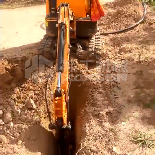 10型小型挖掘機(jī)操作簡單，挖溝挖槽不是事